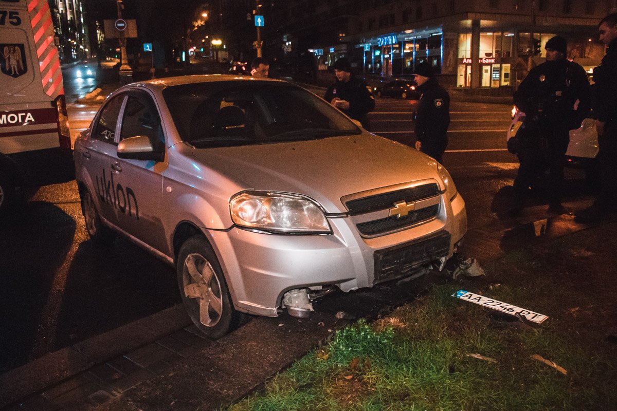 На Бессарабской площади Chevrolet въехал в клумбу