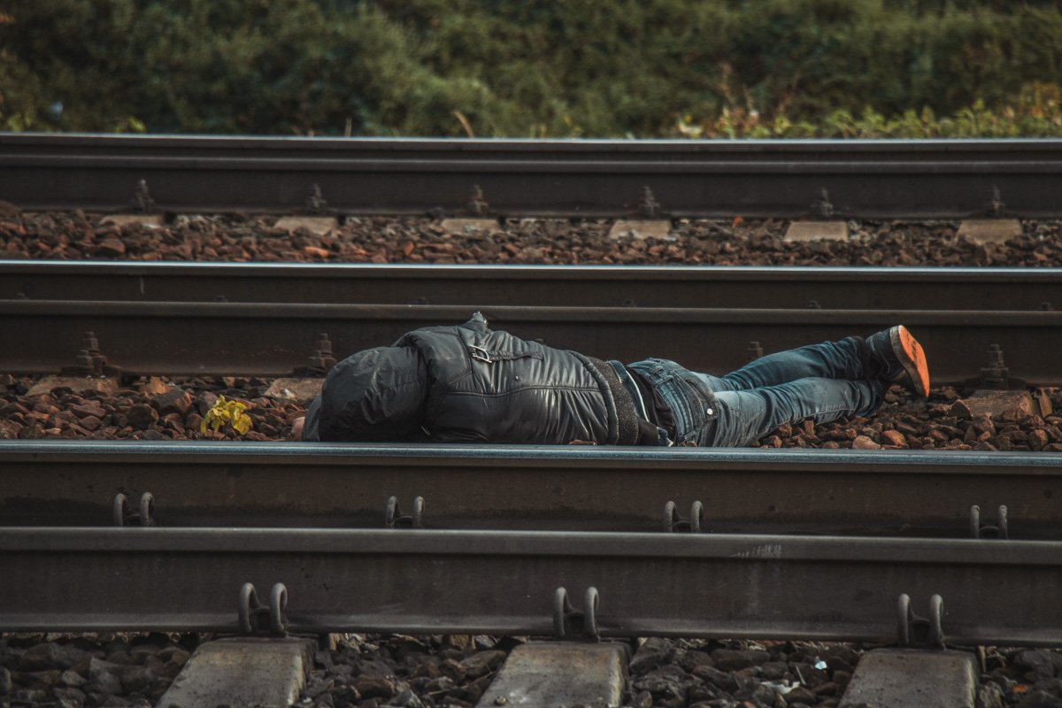 Как тело неизвестного оказалось на путях - установит следствие