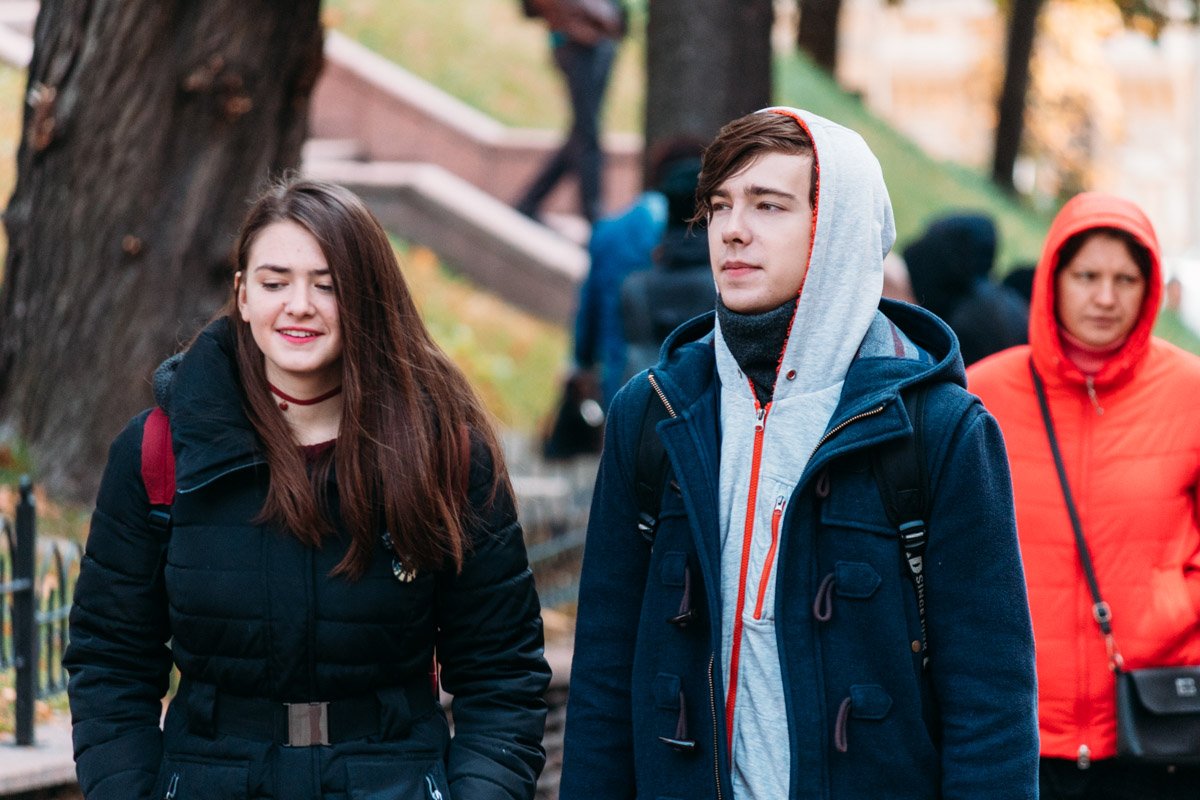 Никакие капюшоны и темные куртки не сумеют спрятать счастливые лица тех, кто скоро будет тусить!