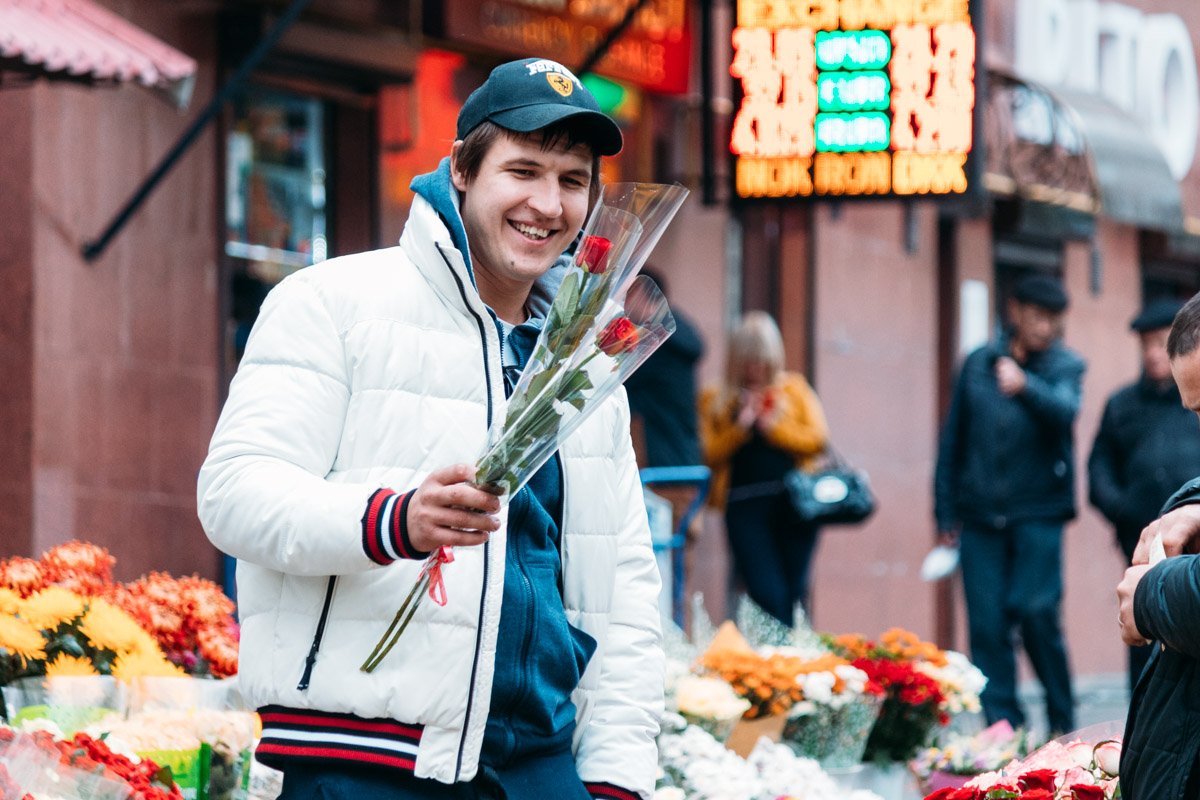 Киевский казанова! Не собирается же он дарить одной девушке два разных цветка... :)