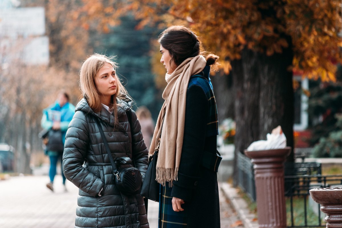 Решается важный вопрос: гулять с парнями, или все же устроить девичью тусовку...