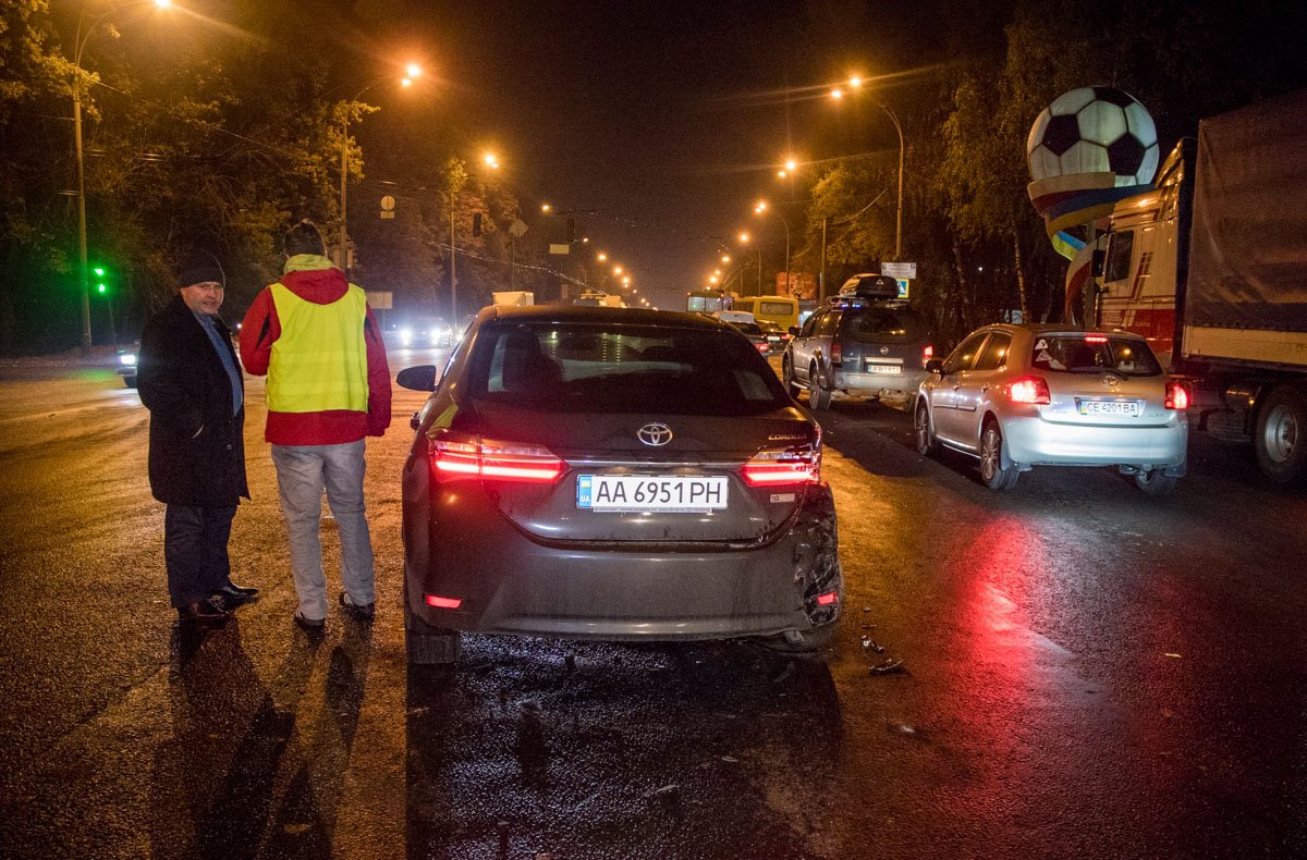 На Одесской трассе на въезде в Киев произошла c авария с участием автомобилей Hyundai Terracan, Toyota Corolla и рейсового маршрутного такси Mercedes Sprinter