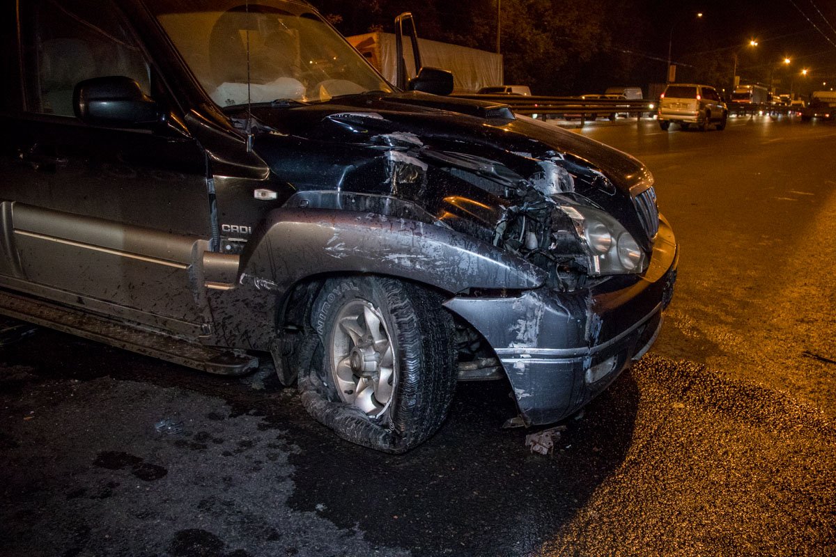 Женщина-водитель внедорожника Hyundai сняла номера  с машины и скрылась с места происшествия