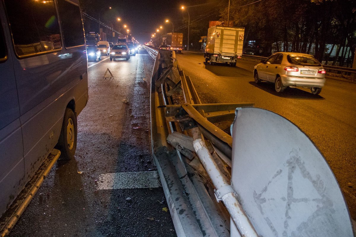 Hyundai влетел в стоящую на светофоре Toyota Corolla, от удара внедорожник занесло и он врезался в отбойник