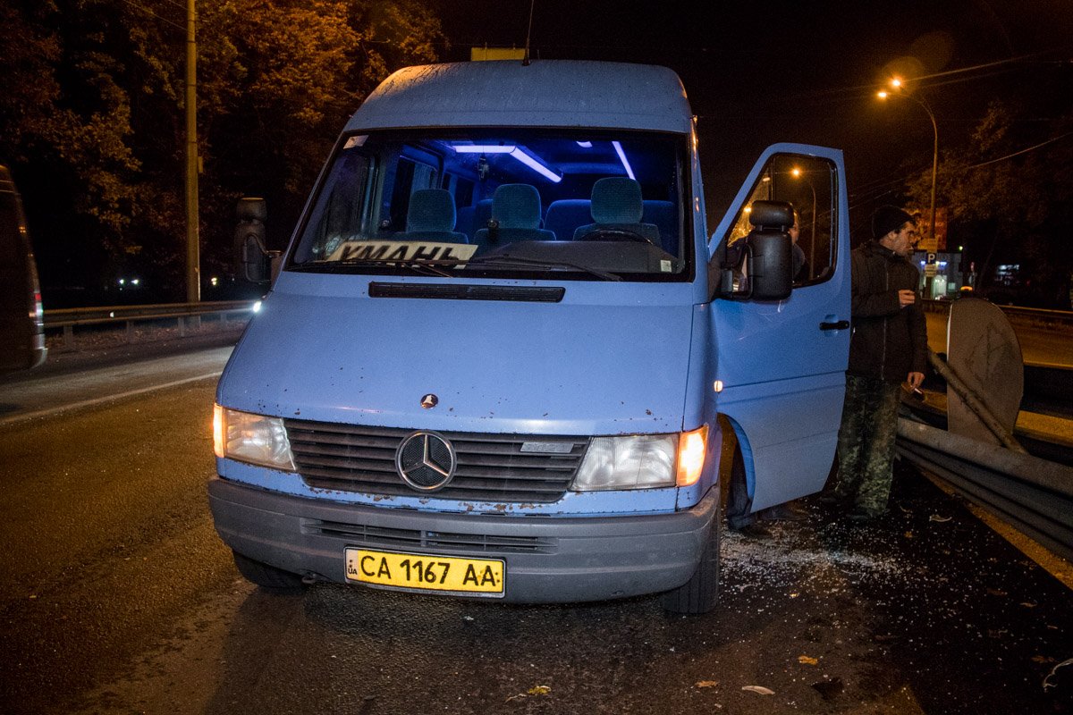 Отбойник зацепил маршрутку Киев - Умань с пассажирами в салоне