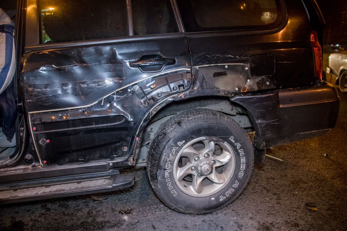 Hyundai Terracan получил сильные повреждения передней части и обоих боков