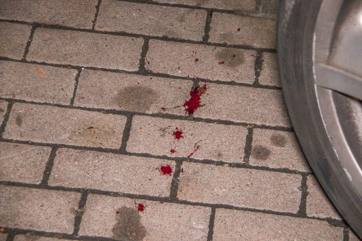 На замечания прохожих, что тротуар - это не проезжая часть, пара вышла из машины и устроили драку