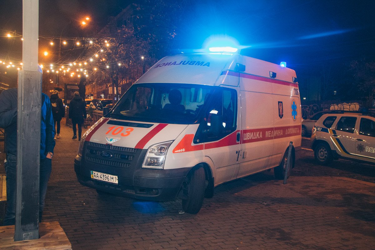 В разгар потасовки водитель Maybach достал пистолет, стреляющий резиновыми пулями, и выстрелил своему оппоненту в ногу