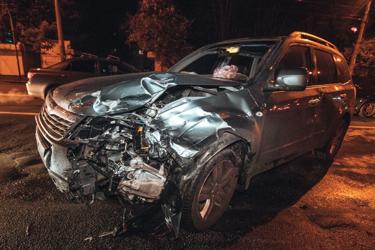 На площади Валерия Марченко в Киеве произошла авария с участием автомобилей Subaru Forester и такси Uber Skoda Fabia На площади Валерия Марченко в Киеве произошла авария с участием автомобилей Subaru Forester и такси Uber Skoda Fabia