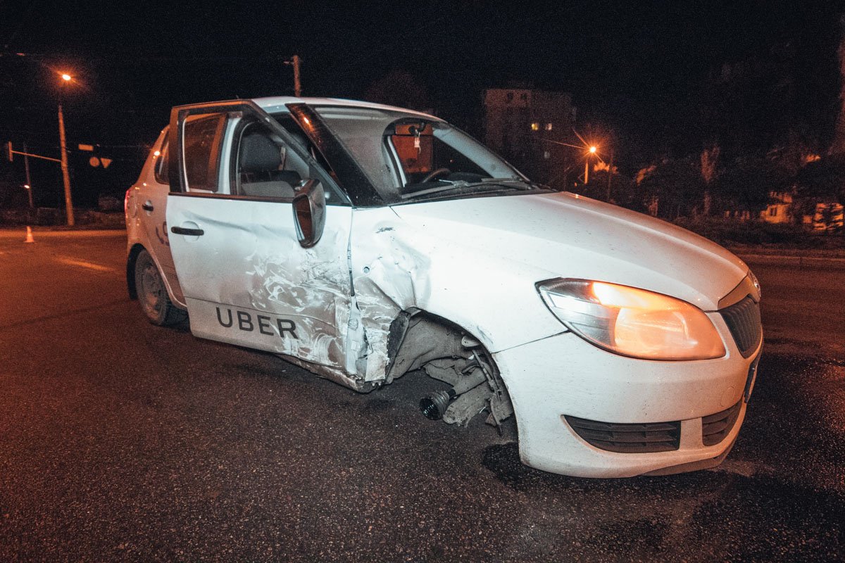 Удар был таким сильным, что у Skoda оторвало колесо Удар был таким сильным, что у Skoda оторвало колесо