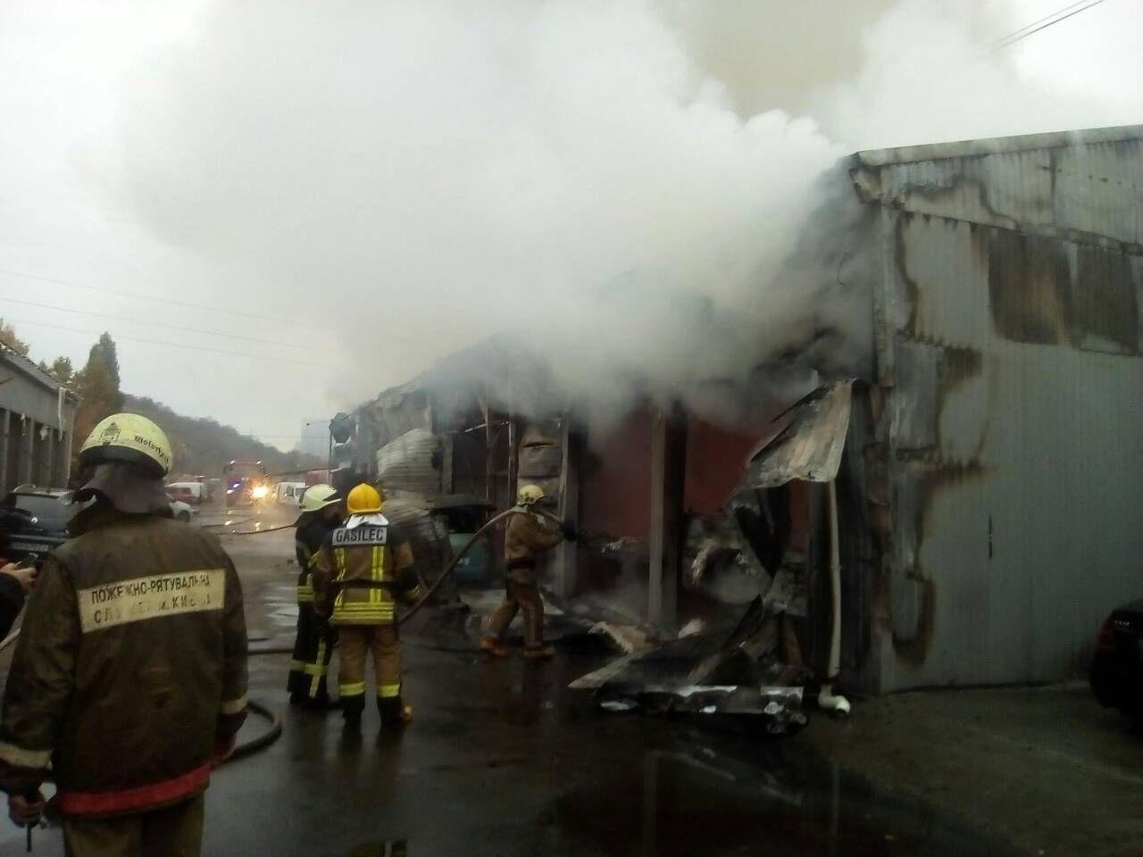 В субботу, 27 октября, в Киеве по адресу Комишинський, 4а произошел пожар