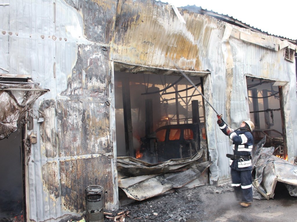 Огонь охватил площадь 500 квадратных метров