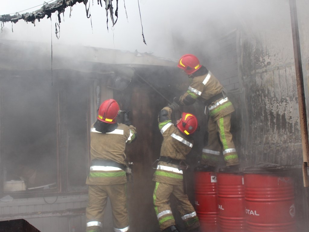 На месте работали восемь единицы основной и спецтехники, а также 20 спасателей