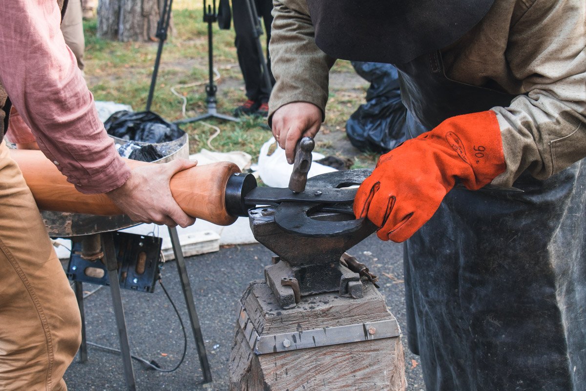 Кузнец на глазах у зрителей изготовил самую большую в Украине открывалку