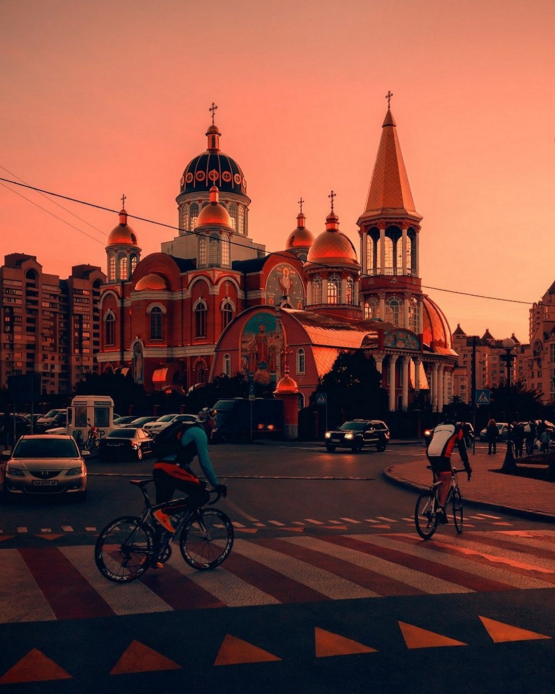 Прекрасный закат на Оболони. Фото: @valeriy_petrikovets