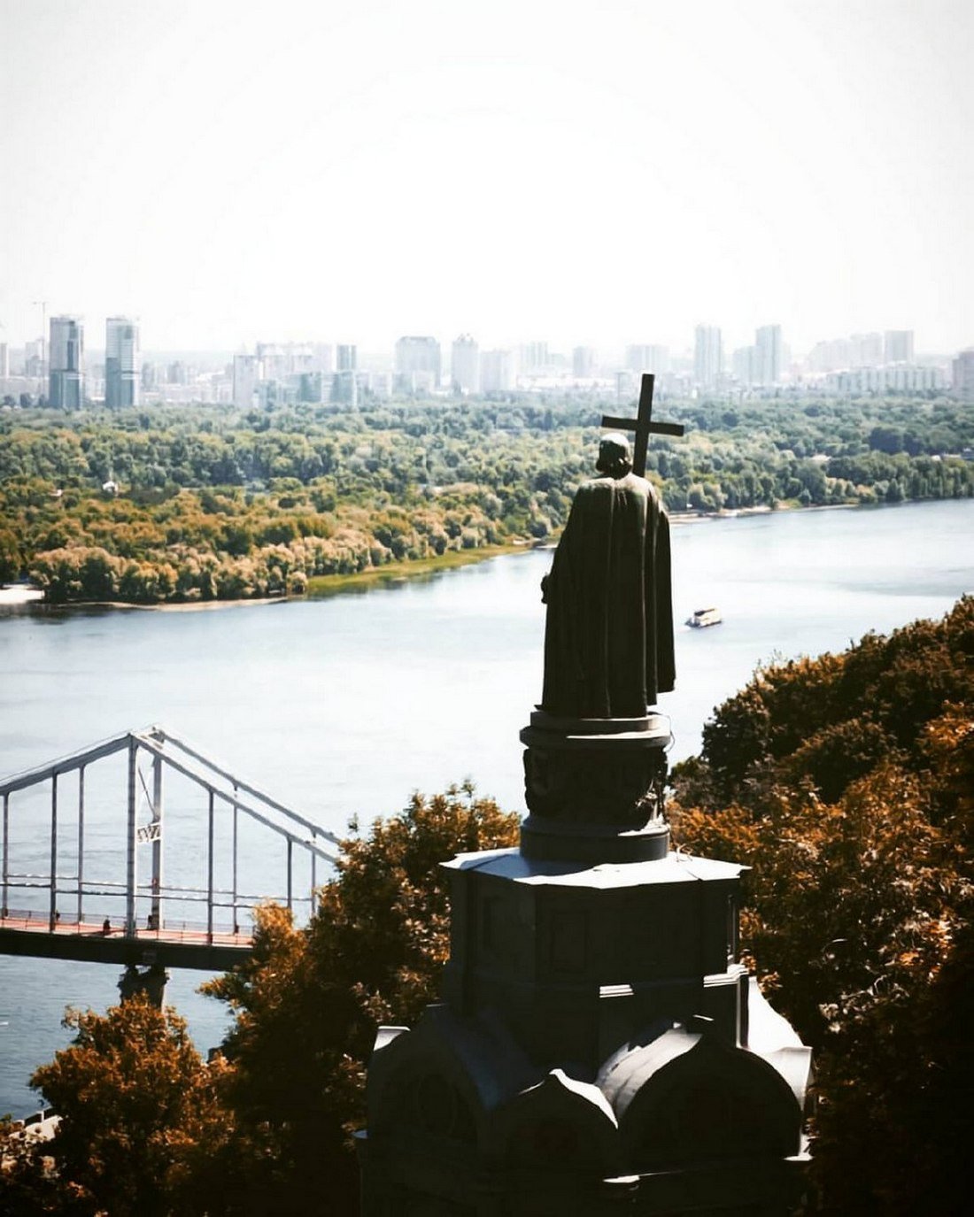 Киев постепенно "переодевается" в золото. Фото: @dani.latrouvaille