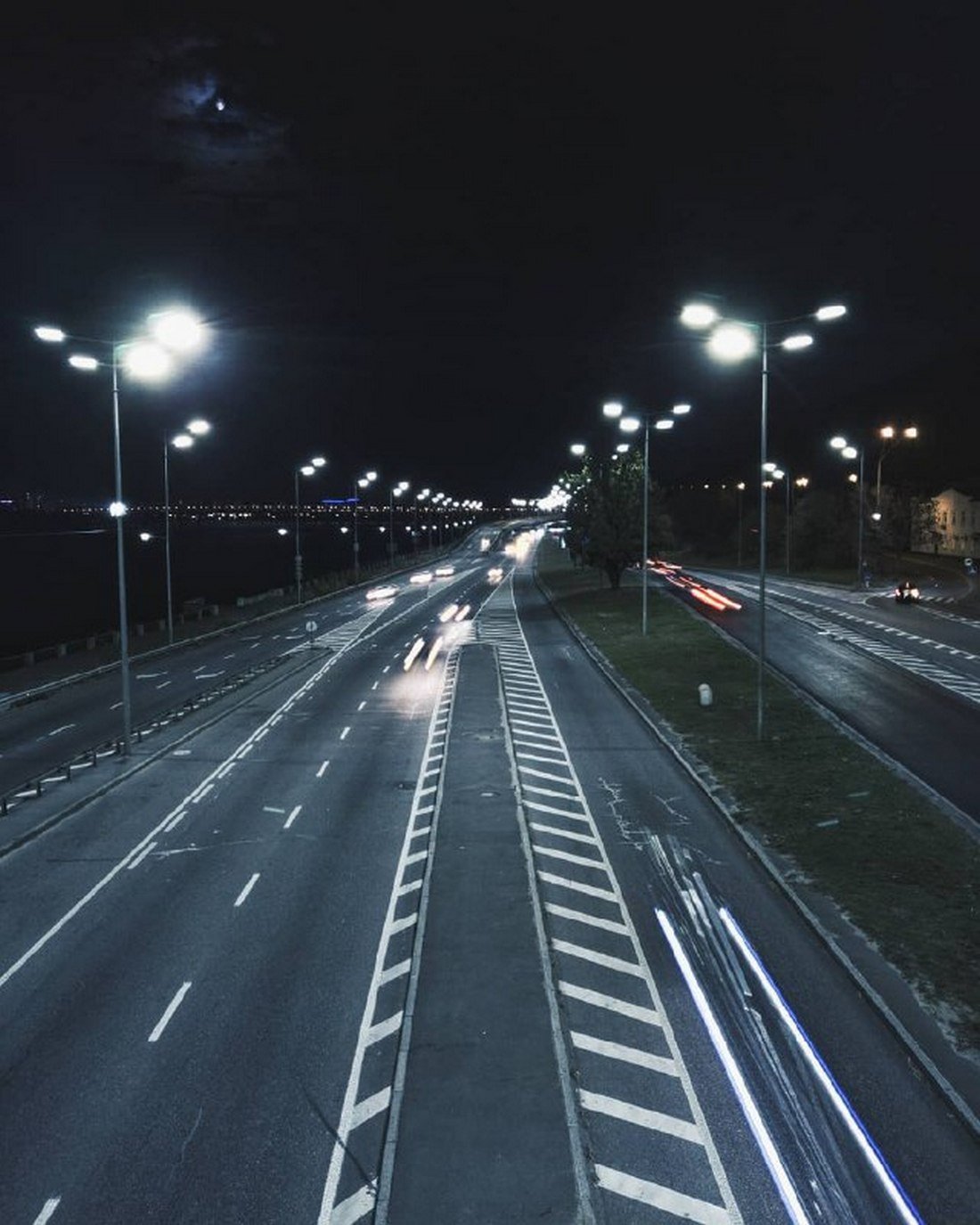 Вид ночных магистралей со станции метро. Фото: @a_kalnauzov