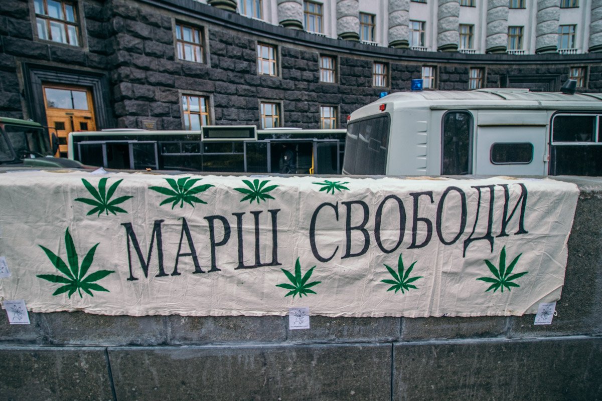 В Киеве прошел Конопляный Марш Свободы - акция в поддержку легализации марихуаны в Украине В Киеве прошел Конопляный Марш Свободы - акция в поддержку легализации марихуаны в Украине