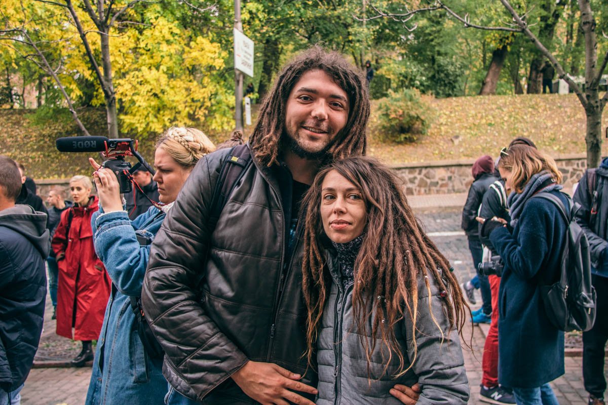 Вопреки распространенному мнению о людях, на митинг пришли образованные и креативные личности Вопреки распространенному мнению о людях, на митинг пришли образованные и креативные личности