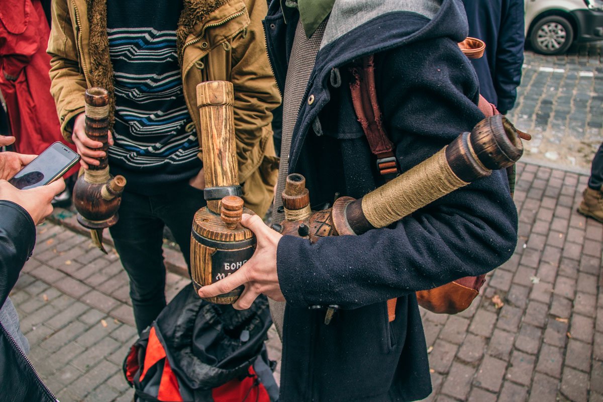 Участники акции демонстрировали свои коллекции бонгов Участники акции демонстрировали свои коллекции бонгов