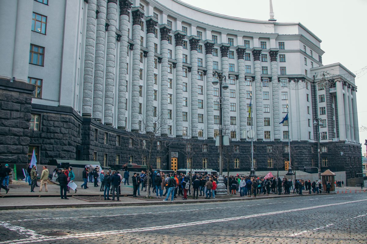 Удивительным было то, что в толпе было большое количество подростков и даже детей Удивительным было то, что в толпе было большое количество подростков и даже детей