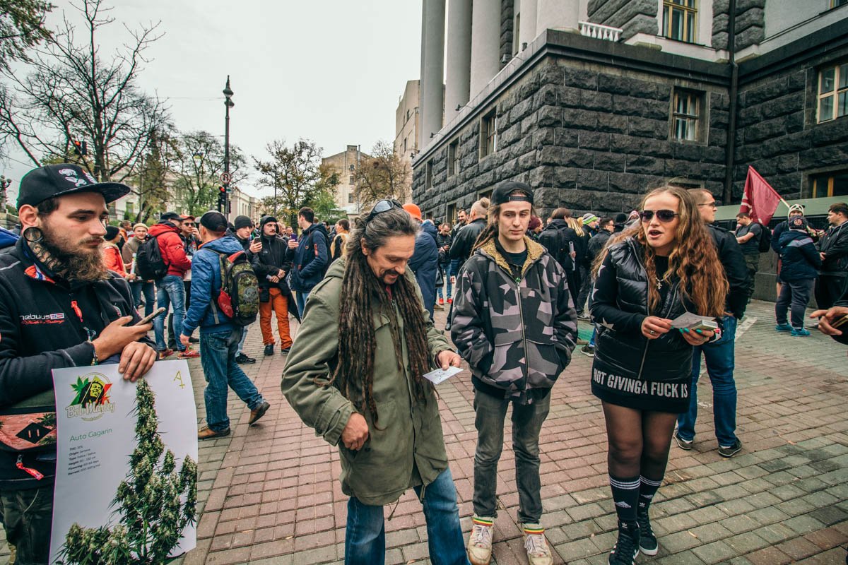 Активисты говорят, что люди в состоянии наркотического опьянения канабисом - безобидны и миролюбивы Активисты говорят, что люди в состоянии наркотического опьянения канабисом - безобидны и миролюбивы