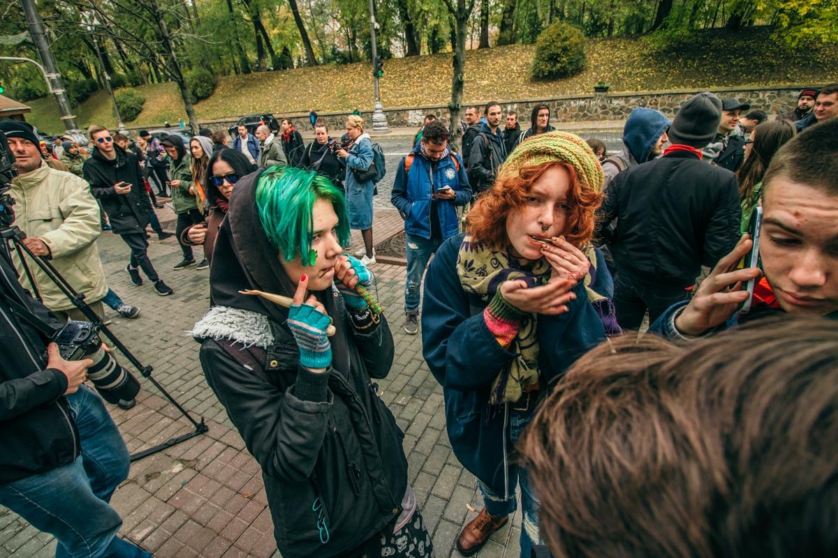 На митинге полиция обыскала парня: они подумали, что он курил "траву" - на самом деле это была "самокрутка" (табак) На митинге полиция обыскала парня: они подумали, что он курил "траву" - на самом деле это была "самокрутка" (табак)