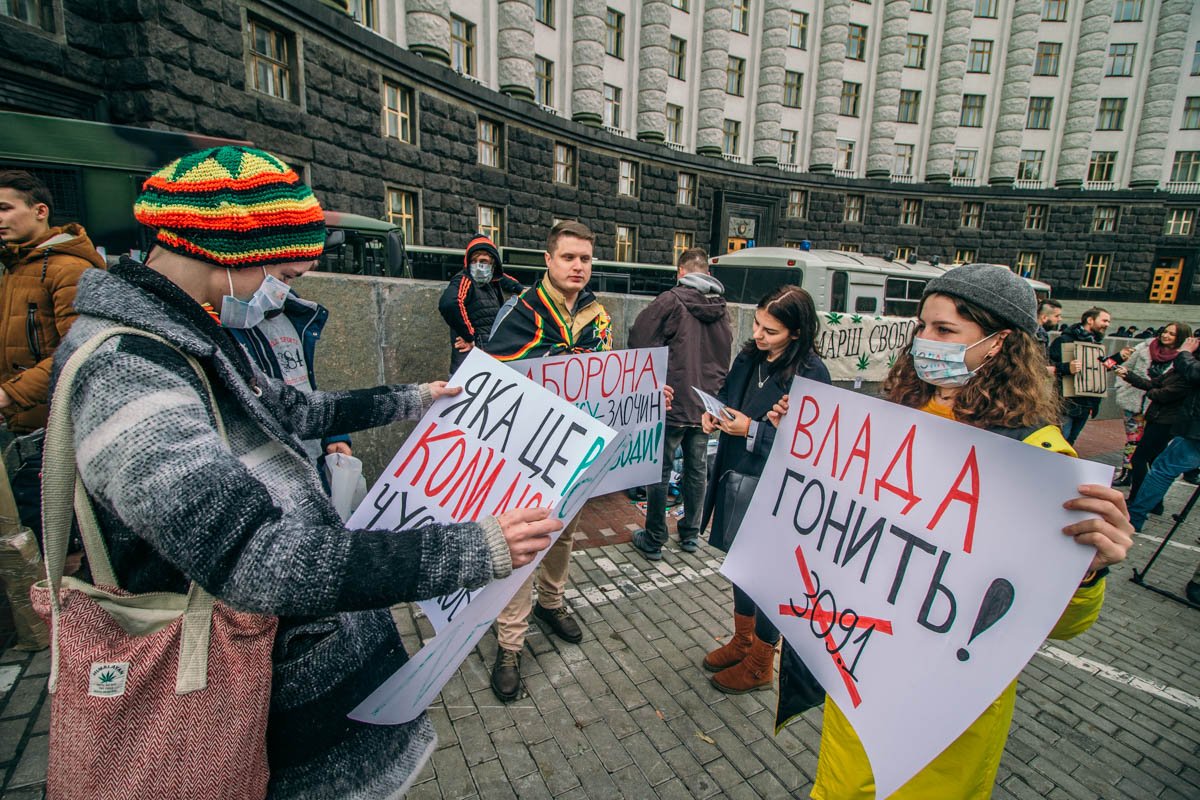 Некоторые из присутствующих на марше признались, что употребляют с 15 или даже 14 лет Некоторые из присутствующих на марше признались, что употребляют с 15 или даже 14 лет