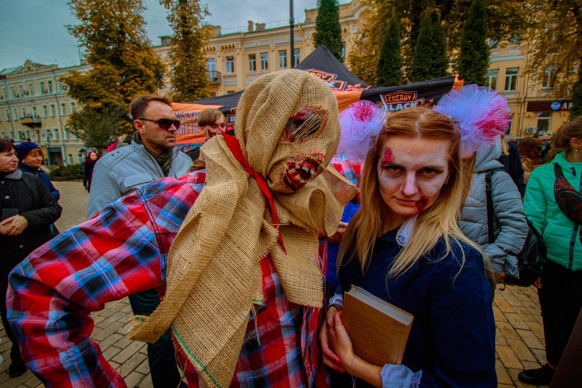 Пугало и мертвая школьница - неожиданный тандем