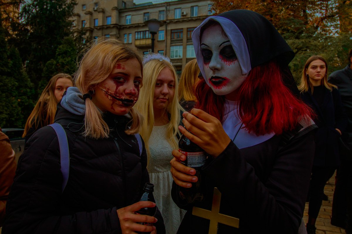 Смотрели уже "Монахиню"? А она, вот, на вас смотрит