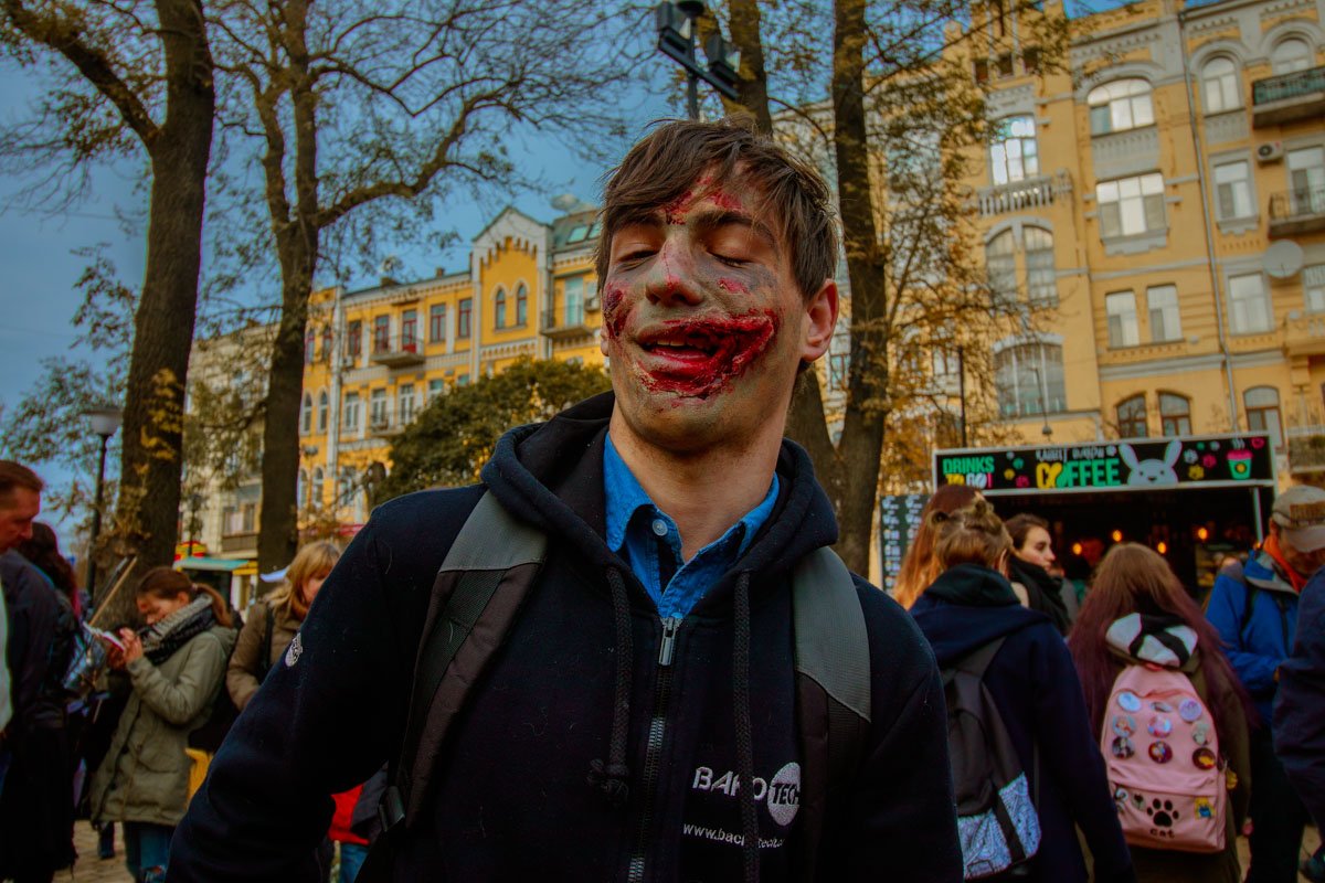 То что ты труп, не мешает быть тусовщиком