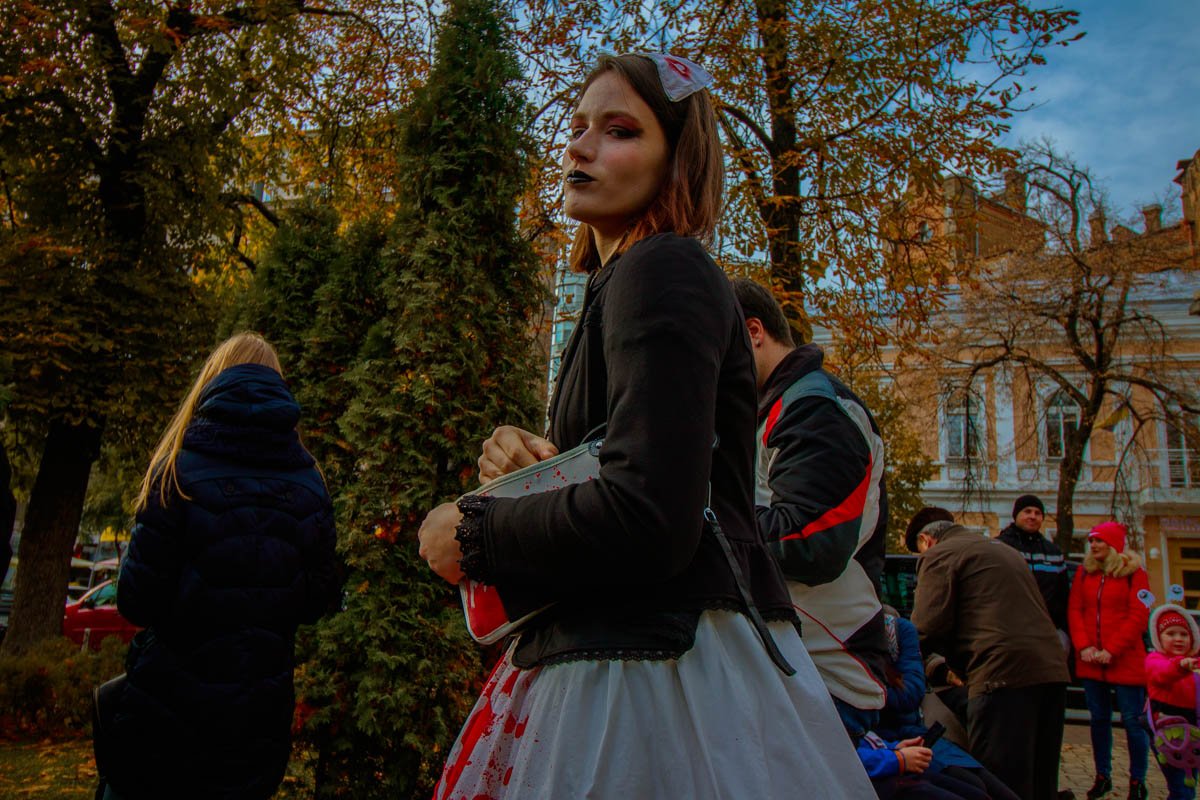 Роскошная медсестра - жаль, что кровавая