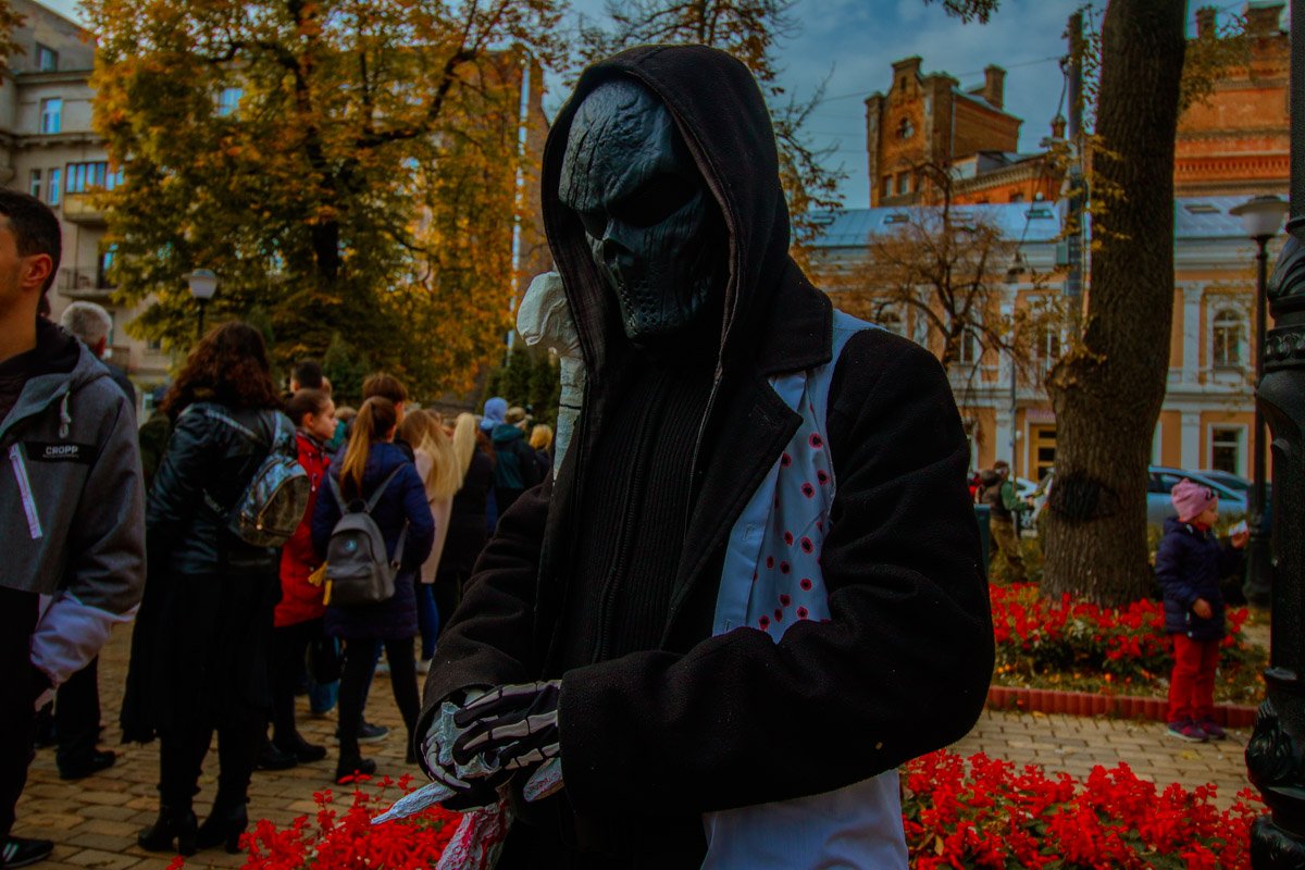 А в маске и перчатках и не холодно такой осенью