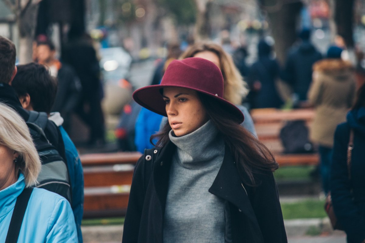 Шляпа цвета марсал как дополнение к образу парижанки Шляпа цвета марсал как дополнение к образу парижанки