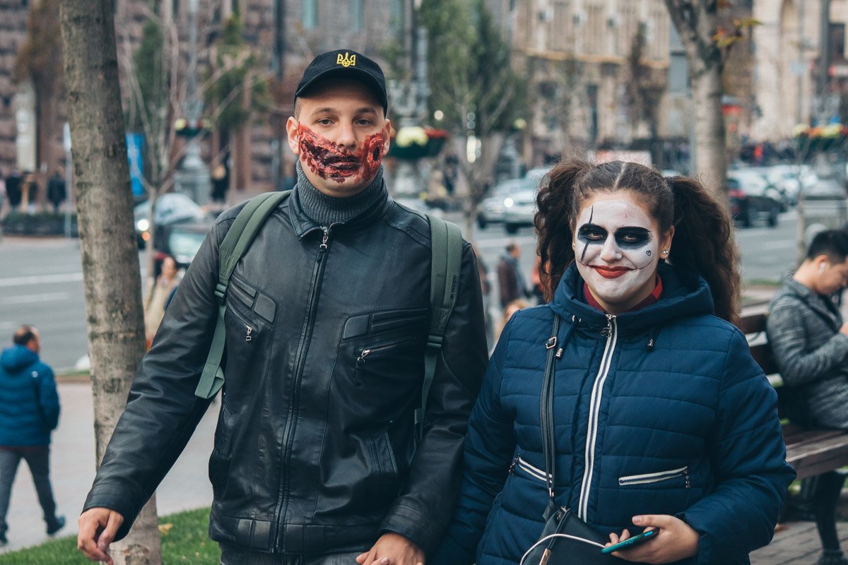 Влюбленные пары тоже присоединились к празднованию дня нечисти Влюбленные пары тоже присоединились к празднованию дня нечисти