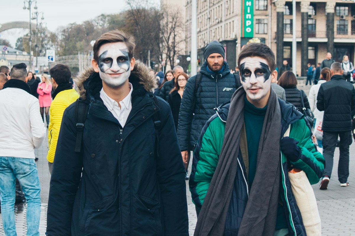 Даже парни в Halloween решили стать визажистами ради таких шикарных образов Даже парни в Halloween решили стать визажистами ради таких шикарных образов