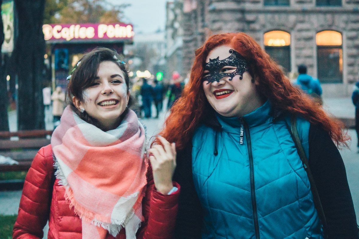 Ажурные маски, красная помада и рыжие волосы - настоящая роковая девушка Ажурные маски, красная помада и рыжие волосы - настоящая роковая девушка