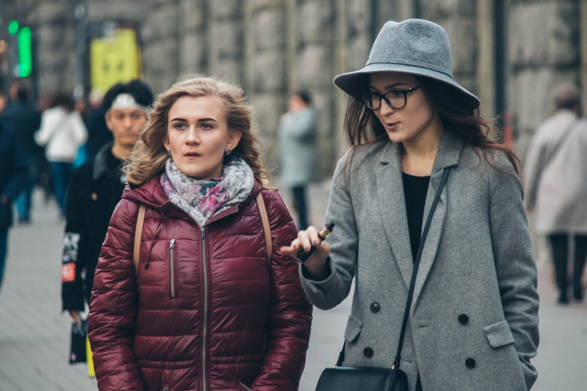 Смотри, сейчас быстро одевает костюмы и идем за Кровавой Мэри Смотри, сейчас быстро одевает костюмы и идем за Кровавой Мэри