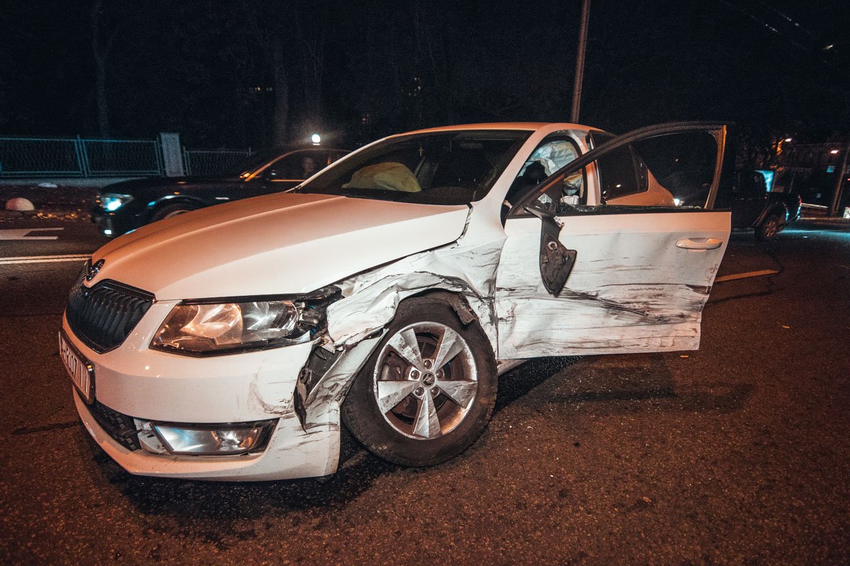 Skoda проехала на красный сигнал светофора Skoda проехала на красный сигнал светофора