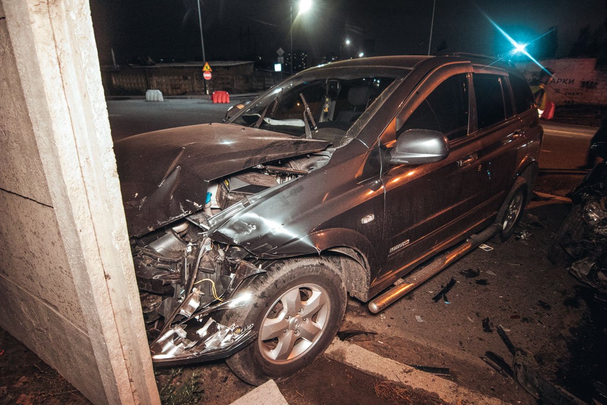 Автомобили протаранили забор гаражного кооператива Автомобили протаранили забор гаражного кооператива