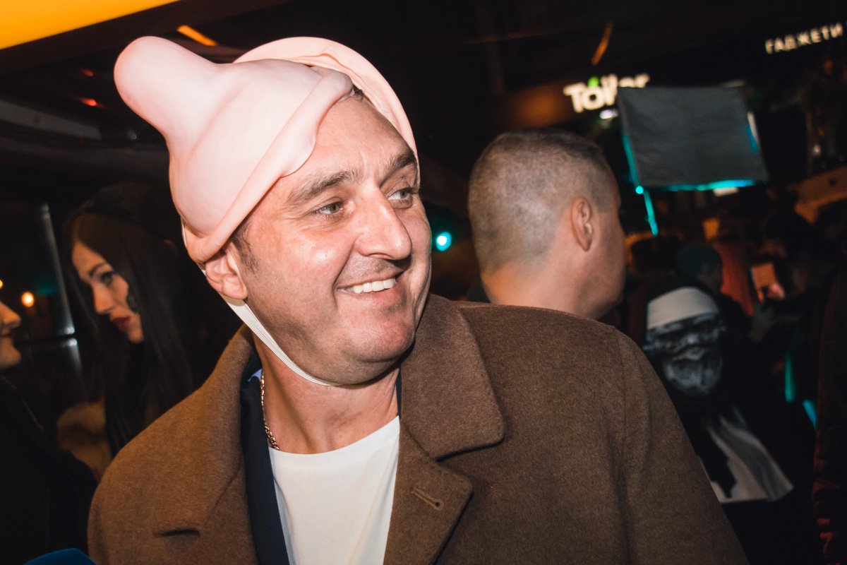 Дядя Жора к любому празднику подходит с юмором