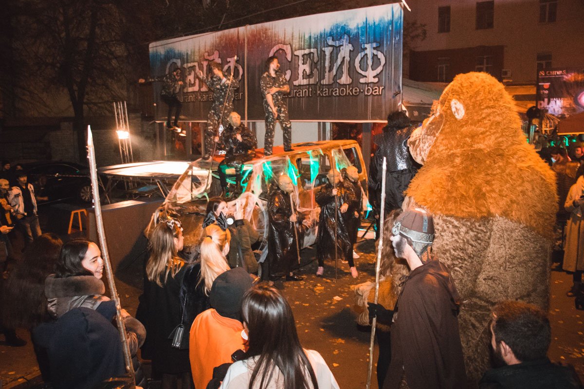 Рядом с такой обезьяной люди были в безопасности