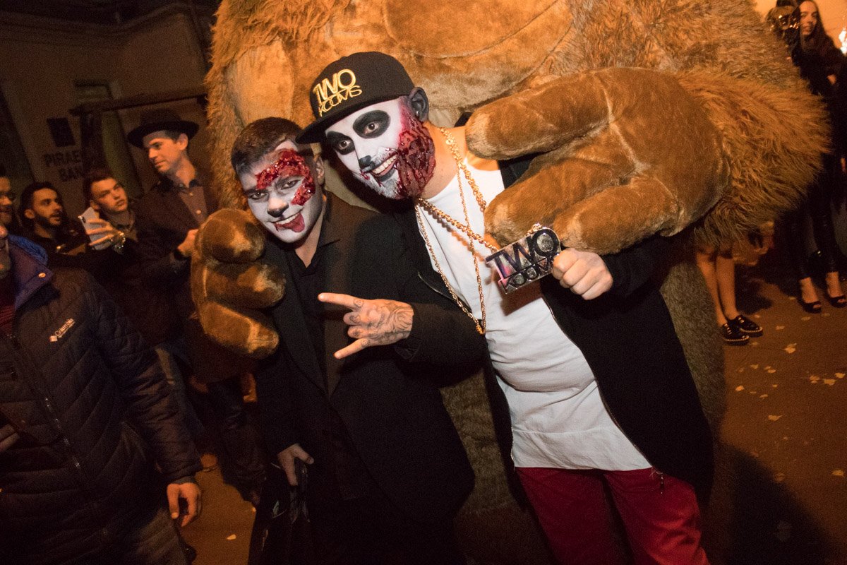 Парни после войны с обезьянами