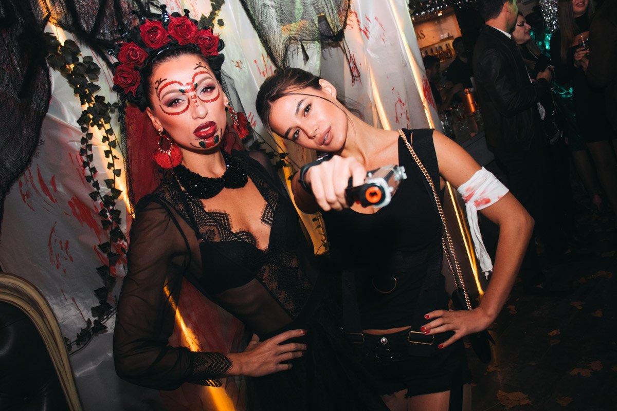 Кто-то сбежал с мексиканского Хэллоуина, чтобы посмотреть на шоу обезьян 