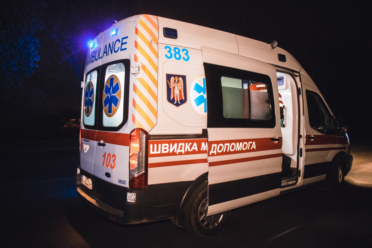 Карета скорой помощи госпитализировала девушку