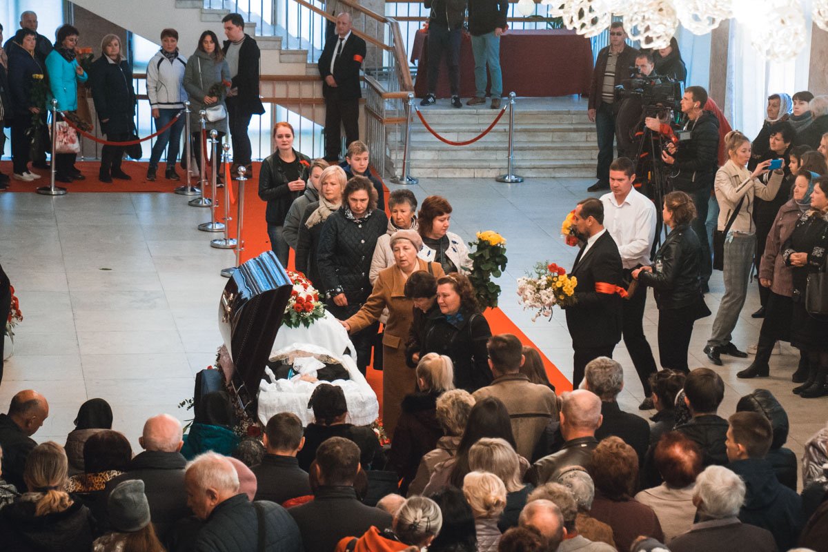 Попрощаться с актрисой пришли тысячи человек