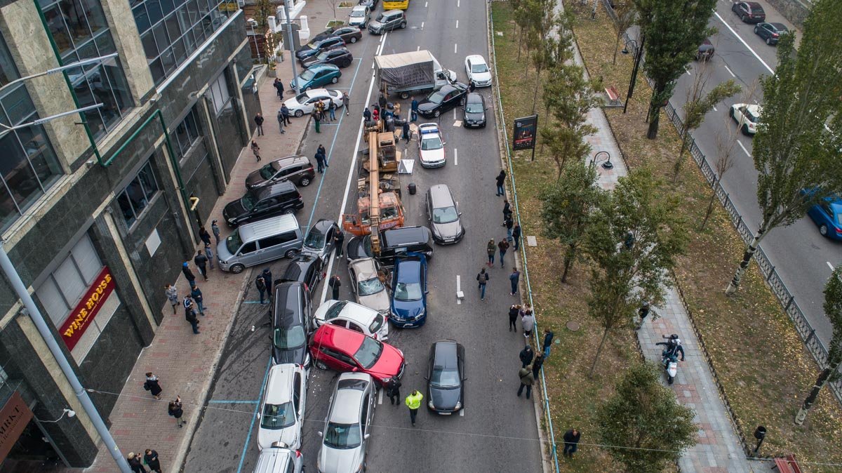 Водитель крана без тормозов стал виновником аварии из 18 машин