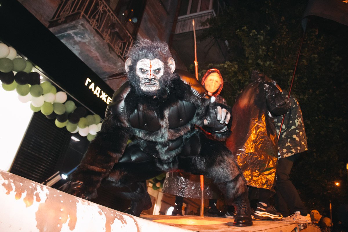 Николай Тищенко в костюме обезьяны выглядел очень пугающе