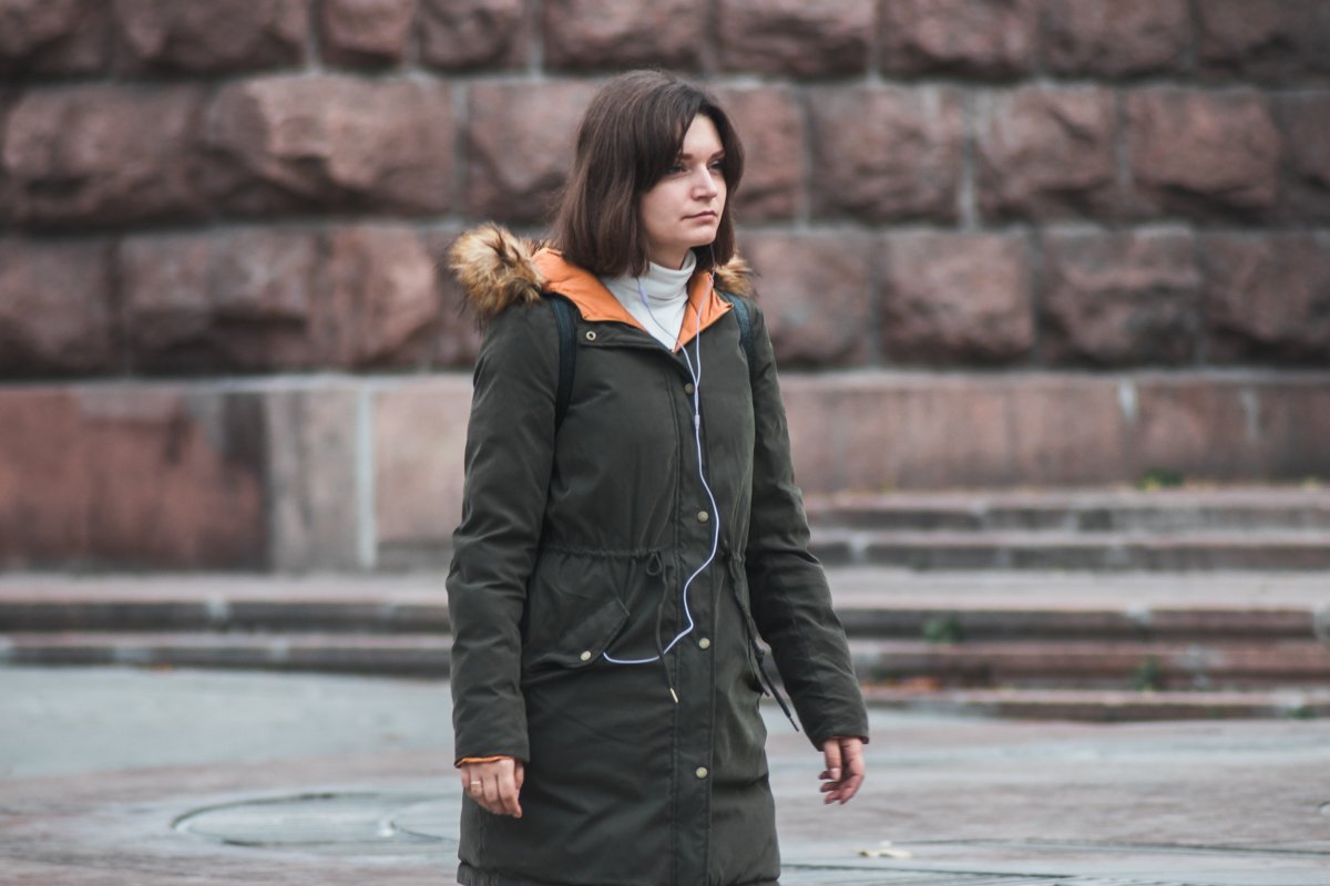 Куда идут люди в воскресенье утром?