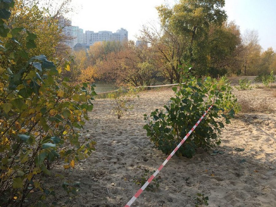 Территория места происшествия огорожена, ведется следствие